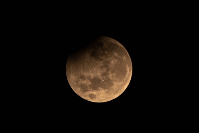 Penampakan gerhana bulan sebagian atau Parsial di langit Jakarta, Minggu (29/10/2023).  Foto: Bayu Pratama S/ANTARA FOTO