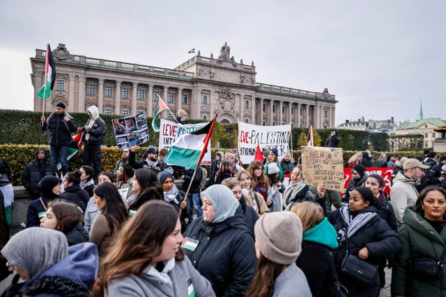 Protes mendukung warga Palestina di Gaza di Stockholm, Swedia, Sabtu (28/10/2023).  Foto: Caisa Rasmussen/TT News Agency/via REUTERS 