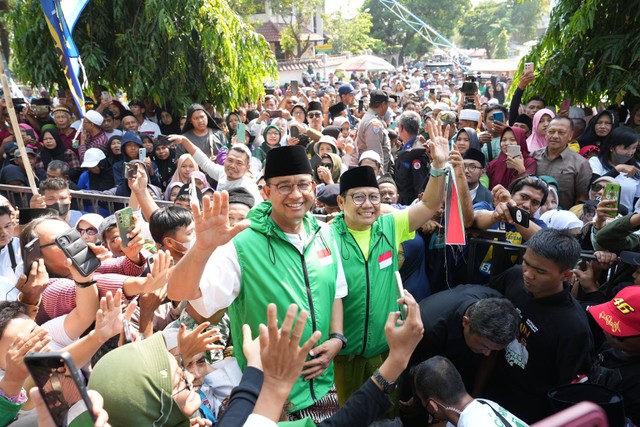 Pasangan Anies Bawedan dan Muhaimin Iskandar (AMIN) di Jalan Sehat Bersama Santri Sarungan di Jember. Foto: Dok. Istimewa