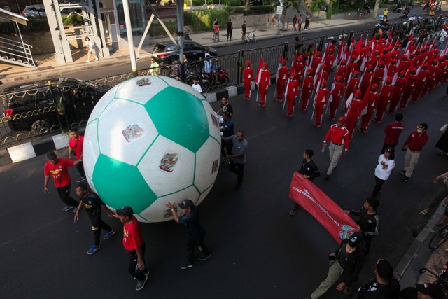 Sejumlah petugas menggelindingkan bola besar saat Trophy Experience FIFA U-17 World Cup di Jalan Tunjungan, Surabaya, Jawa Timur, Minggu (29/10/2023). Foto: Didik Suhartono/ANTARA FOTO