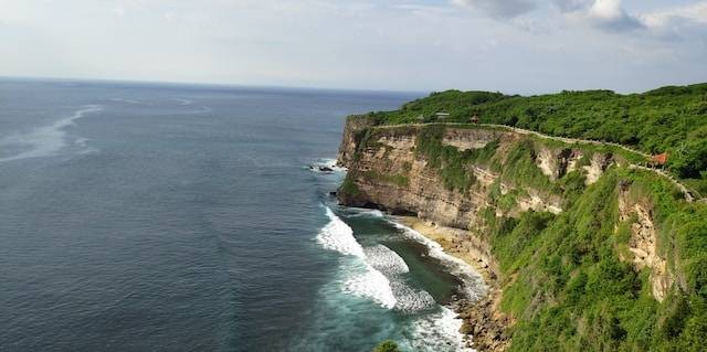 Cafe di Uluwatu. Sumber: Jignesh Chudasama / Unsplash