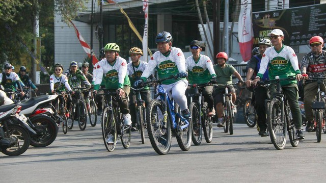 Bupati Jember Hendy Siswanto bersama Dandim 0824/Jember Letkol Inf Cahyo Dinarso melepas peserta gowes dalam rangka HUT TNI ke-78 TNI Patriot NKRI Pengawal Demokrasi untuk Indonesia Maju di Alun-alun Kabupaten Jember pada Minggu (29/10/2023). Foto: Pemkab Jember