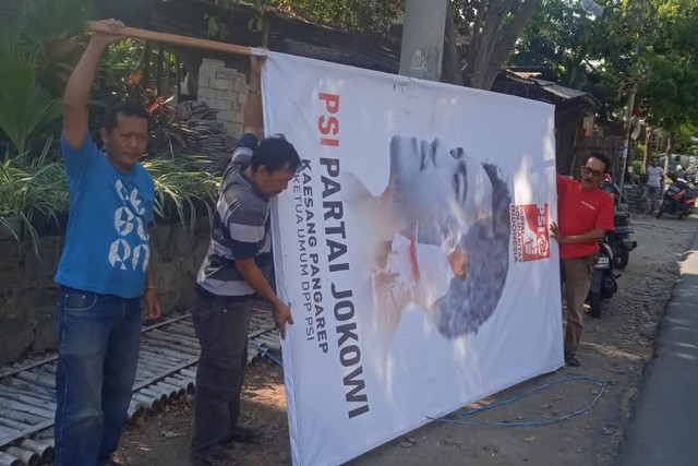 Penurunan spanduk dan baliho dukungan dari PSI kepada Gibran Rakabuming Raka di Indramayu.  Foto: Dok. Istimewa