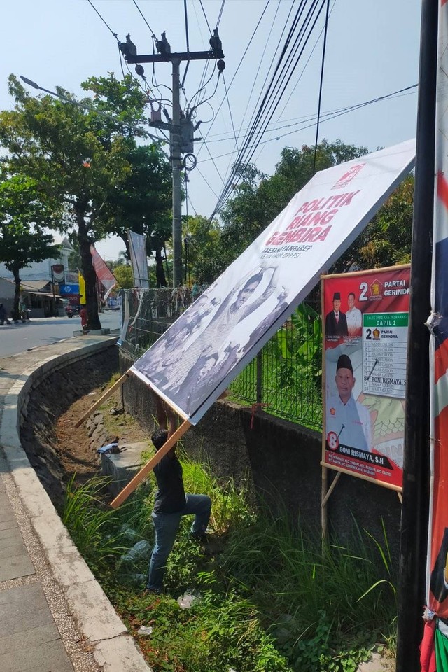 Penurunan spanduk dan baliho dukungan dari PSI kepada Gibran Rakabuming Raka di Indramayu.  Foto: Dok. Istimewa