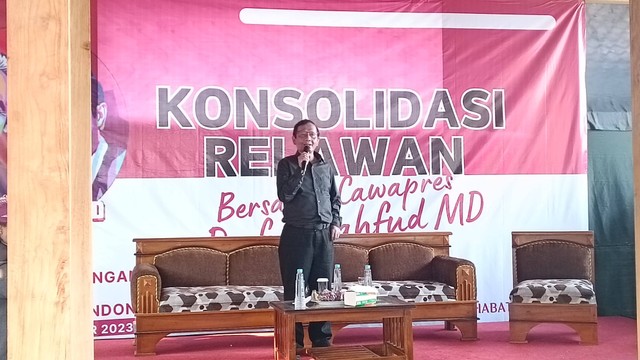 Cawapres Mahfud MD saat menghadiri konsolidasi relawan di rumah Gerakan Pemenangan Ganjar-Mahfud untuk Republik Indonesia (Gamari) di Jalan Ring Road Selatan, Wojo, Kabupaten Bantul, DIY, Minggu (29/10/2023). Foto: Arfiansyah Panji Purnandaru/kumparan