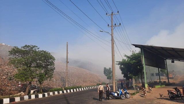 TPST Bantargebang terbakar pada Minggu (29/10/2023).  Foto: Dok. Istimewa