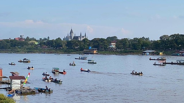 Ribuan peserta mengikuti lomba mancing di Sungai Kapuas. Foto: Yusrizal/Hi!Pontianak