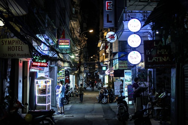 Wisata kuliner Bandung malam hari. Foto hanya ilustrasi. Sumber: Unsplash/rogier schutte