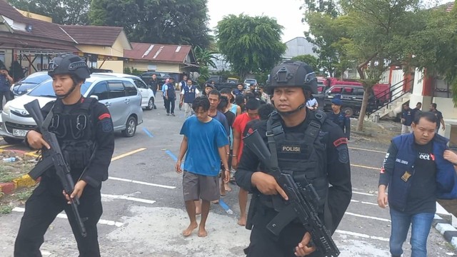 Polisi menangkap 30 orang yang terlibat penambangan batu bara ilegal. (ist)