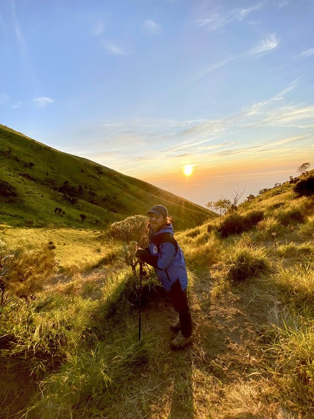 Menikmati Golden Sunrise Menuju Puncak Gunung Merbabu. Foto: dok. pribadi/deborafelencianatalia