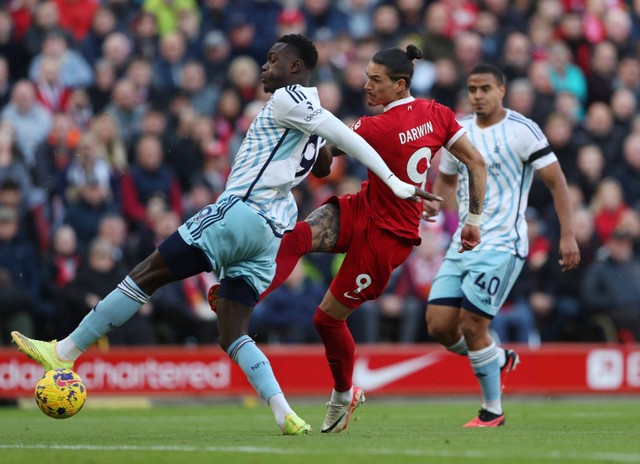 Pemain Liverpool Darwin Nunez duel dengan Moussa Niakhate dari Nottingham Forest saat pertandingan di Anfield, Liverpool, Inggris. Foto: Scott Heppell/Reuters