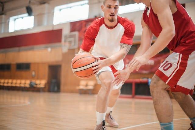 Gerakan dasar permainan bola basket. Foto hanya ilustrasi. Sumber: Pexels/ Andrea Piacquadio