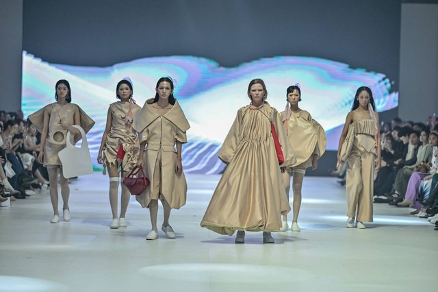 Esemu dalam penampilannya, di panggung Jakarta Fashion Week 2024. | Foto: Ist