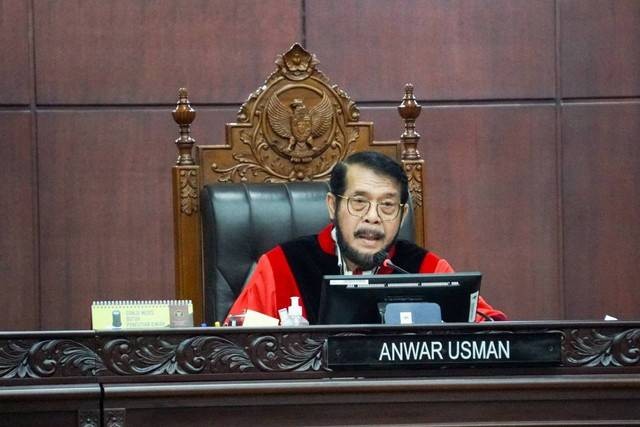 Ketua Majelis Hakim Mahkamah Konstitusi Anwar Usman membacakan putusan batas usia Capres-cawapres di Mahkamah Konstitusi, Jakarta, Senin (16/10/2023). Foto: Iqbal Firdaus/kumparan