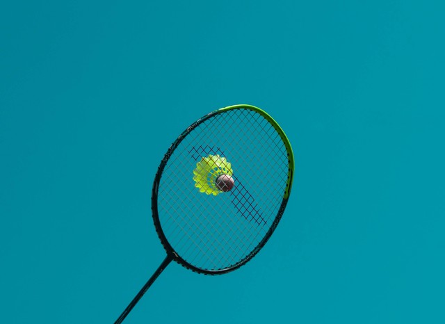 Ilustrasi Cara Memukul Forehand dan Backhand. Sumber: Unsplash/Abodi Vesakaran