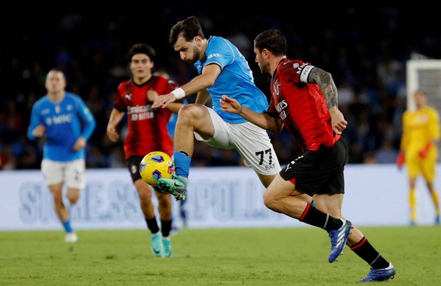 Napoli vs AC Milan dalam laga lanjutan Liga Italia 2023/24 di Stadio Diego Armando Maradona, Naples, pada Senin (30/10) dini hari WIB. Foto: REUTERS/Ciro De Luca