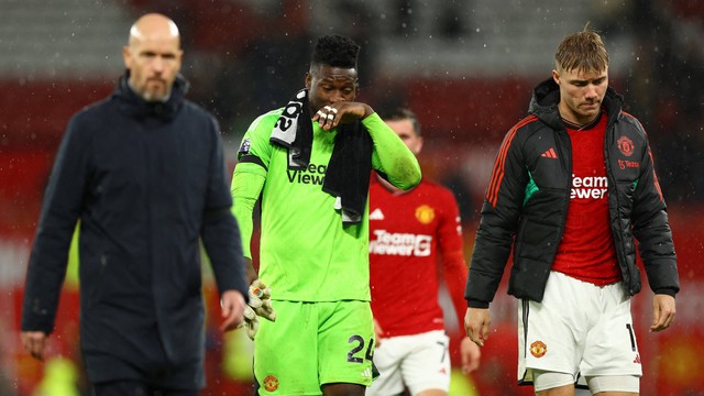 Erik ten Hag, Andre Onana, dan Rasmus Hojlund usai laga Manchester United (MU) vs Man City dalam lanjutan Liga Inggris 2023/24 di Stadion Old Trafford pada 29 Oktober 2023. Foto: REUTERS/Molly Darlington