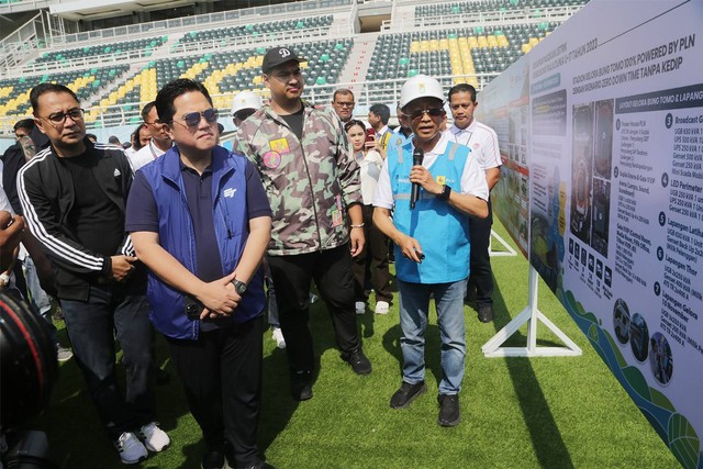 Ketum PSSI Erick Thohir saat meninjau stadion GBT, Minggu (29/10) kemarin. Foto: Diskominfo Surabaya