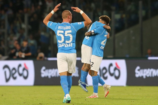 Selebrasi pemain Napoli usai mencetak gol ke gawang AC Milan pada pertandingan Liga Italia di Stadion Diego Armando Maradona, Naples, Italia, Senin (30/10/2023).  Foto: Carlo Hermann / AFP