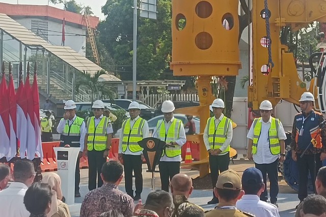 Menteri Perhubungan Budi Karya Sumadi didampingi Pj Gubernur DKI Jakarta Heru Budi Hartono meresmikan Groundbreaking LRT Fase 1B Stasiun Velodrome-Manggarai, di Stasiun Velodrome, Jakarta Timur, Senin (30/10/2023). Foto: Akbar Maulana/kumparan