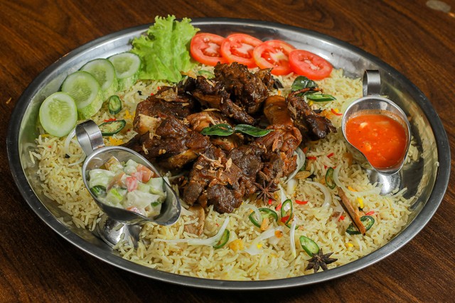 Suasana perayaan ulang tahun Arab Chefis Resto dan sajian makanan ala Timur Tengah. Foto: Dok. Istimewa
