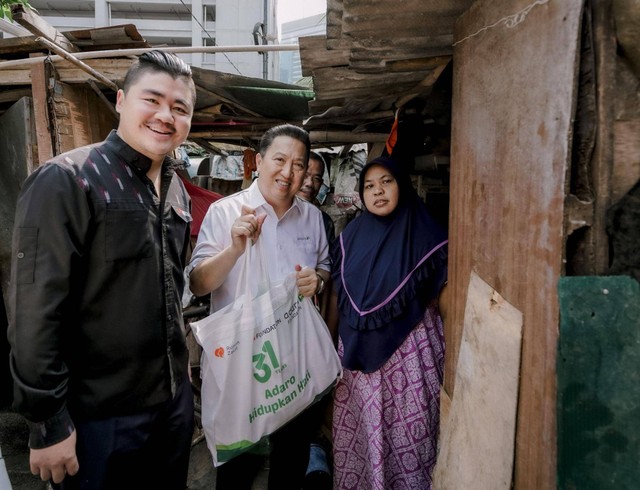 Merayakan HUT ke-31, Adaro kembali menyelenggarakan program bansos “Adaro Hidupkan Hati” di 7 provinsi, yaitu Kalimantan Selatan, Kalimantan Tengah, Sumatera Selatan, Riau, Jawa Timur, Jawa Tengah dan DKI Jakarta. Foto: Adaro