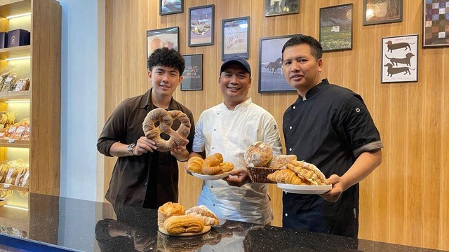 Pemilik Valesca Artisan, roti ala eropa (baju putih Chef Ari dan baju hitam Chef Valen). Foto: Ikhwan / Lampung Geh
