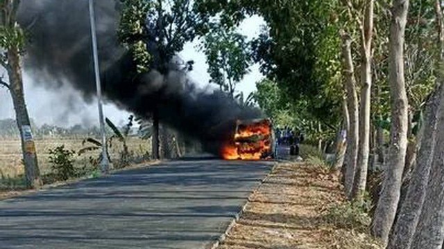 Sebuah mobil pikap terbakar di Dusun Jajar, Desa Sukosewu, Kecamatan Sukosewu, Kabupaten Bojonegoro, Jawa Timur. Senin (30/10/2023) (Aset: Dok Istimewa)