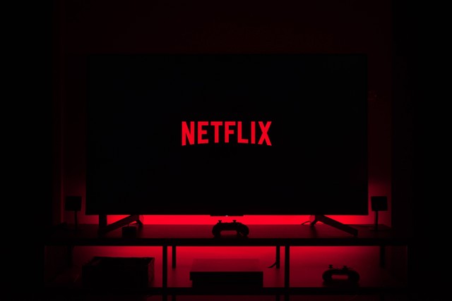 Cara Ganti Bahasa Netflix. Foto: Unsplash/Thibault Penin.