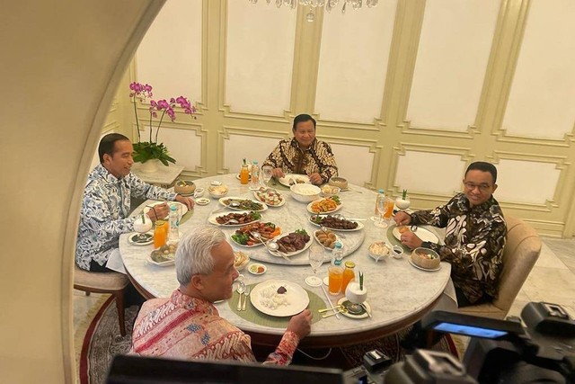 Presiden Joko Widodo makan siang bersama calon presiden Anies Baswedan, Ganjar Pranowo, dan Prabowo Subianto di Istana Merdeka, Jakarta, Senin (30/10/2023). Foto: Dok. Istimewa
