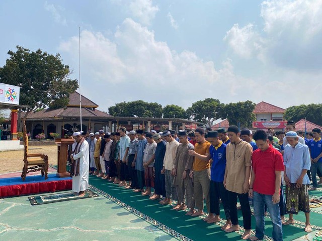 Pelaksanaan Salat Istisqa oleh ratusan warga binaan Lembaga Pemasyarakatan Narkotika Kelas IIA Bandar Lampung. | Foto: Humas Lembaga Pemasyarakatan Narkotika Kelas IIA Bandar Lampung 