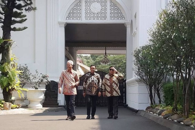 Bakal calon presiden Anies Baswedan, Ganjar Pranowo, dan Prabowo Subianto usai makan siang bersama di Istana Merdeka, Jakarta, Senin (30/10).  Foto: Nadia Riso/kumparan