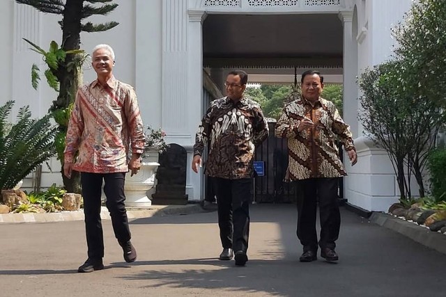 Bakal calon presiden Anies Baswedan, Ganjar Pranowo, dan Prabowo Subianto usai makan siang bersama di Istana Merdeka, Jakarta, Senin (30/10). Foto: Nadia Riso/kumparan