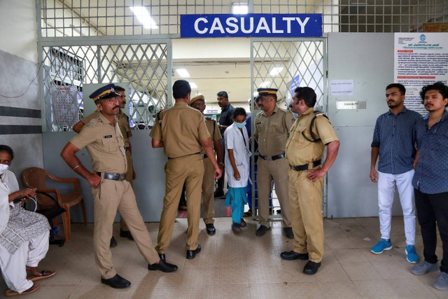 Polisi berjaga di pintu masuk bangsal korban sebuah rumah sakit usai ledakan di luar Pusat Konvensi dan Pameran Internasional Zamra, di Kochi, India, Minggu (29/10/2023).  Foto: Sivaram V/REUTERS