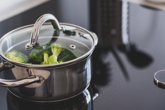 Ilustrasi proses blanching adalah - Sumber: pexels.com/@castorlystock