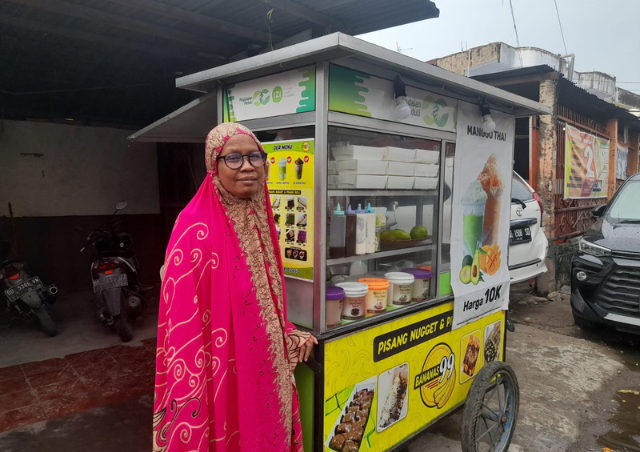 Penerima Lapak IZI - Pegadaian Sukses Jualan Pisang Rol dan Jus Buah