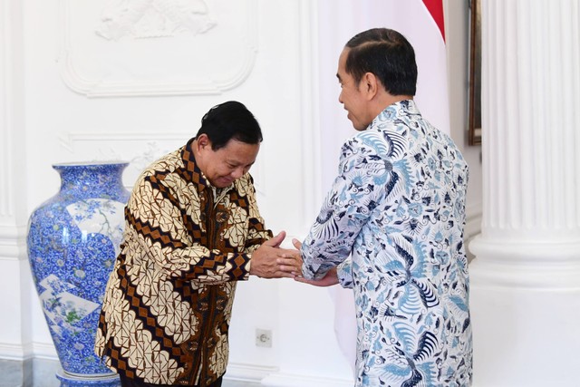 Bakal calon presiden Prabowo Subianto berjabat tangan dengan Presiden Joko Widodo di Istana Merdeka, Jakarta, Senin (30/10). Foto: Lukas/Biro Pers Sekretariat Presiden