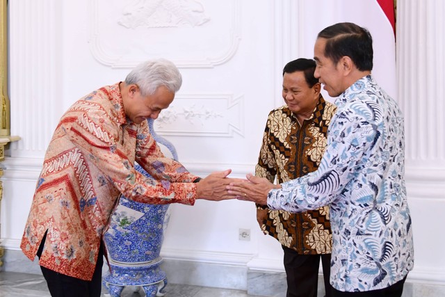 Bakal calon presiden Ganjar Pranowo berjabat tangan dengan Presiden Joko Widodo di Istana Merdeka, Jakarta, Senin (30/10). Foto: Lukas/Biro Pers Sekretariat Presiden