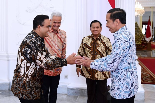 Bakal calon presiden Anies Baswedan berjabat tangan dengan Presiden Joko Widodo di Istana Merdeka, Jakarta, Senin (30/10). Foto: Lukas/Biro Pers Sekretariat Presiden