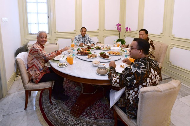 Presiden Joko Widodo (kedua kiri) bersama bakal calon presiden Prabowo Subianto (kedua kanan), Ganjar Pranowo (kiri) dan Anies Baswedan (kanan) makan siang bersama saat melakukan pertemuan di Istana Merdeka, Jakarta, Senin (30/10/2023). Foto: Lukas/Biro Pers Sekretariat Presiden