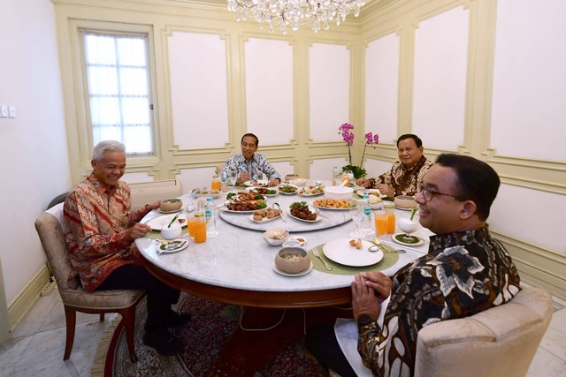 Presiden Joko Widodo (kedua kiri) bersama bakal calon presiden Prabowo Subianto (kedua kanan), Ganjar Pranowo (kiri) dan Anies Baswedan (kanan) makan siang bersama saat melakukan pertemuan di Istana Merdeka, Jakarta, Senin (30/10/2023). Foto: Lukas/Biro Pers Sekretariat Presiden