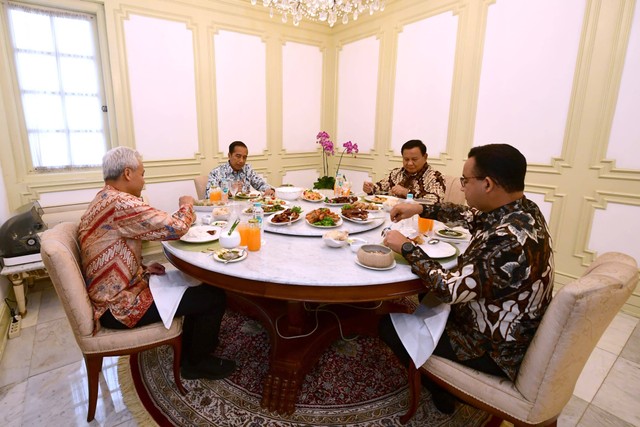 Presiden Joko Widodo (kedua kiri) bersama bakal calon presiden Prabowo Subianto (kedua kanan), Ganjar Pranowo (kiri) dan Anies Baswedan (kanan) makan siang bersama saat melakukan pertemuan di Istana Merdeka, Jakarta, Senin (30/10/2023). Foto: Lukas/Biro Pers Sekretariat Presiden