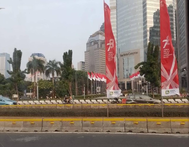 Suasana Jalan Jenderal Sudirman di Jakarta, Senin (14/8/2023). Penghijauan di jalan menjadi fokus penting dalam membangun tata kota yang ramah lingkungan. Seiring tahun politik, harapan pada isu iklim meningkat terutama bagi kaum muda (Sumber gambar: hasil jepretan pribadi)
