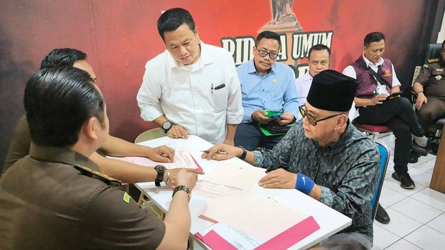 Panji Gumilang saat diperiksa tim Kejaksaan diruangan Pidana Umum Kejaksaan Negeri Indramayu, Senin (30/10/2023). Foto: Kejari Indramayu
