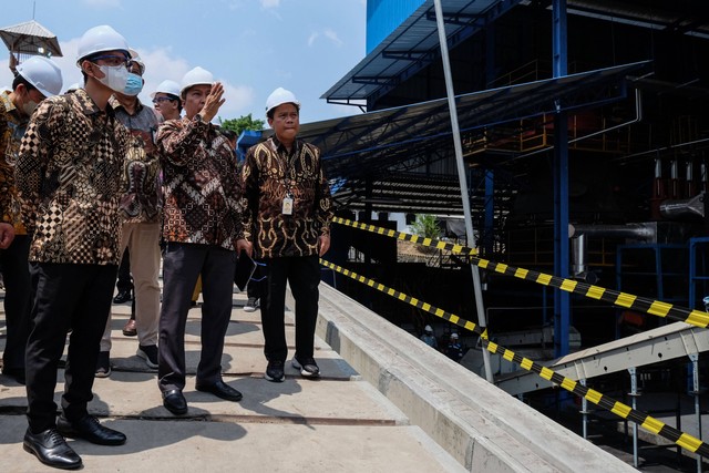 Wali kota Solo Gibran Rakabuming Raka (kiri) mengecek lokasi kerja Pembangkit Listrik Tenaga Sampah (PLTSa) Putri Cempo saat peresmian di Solo, Jawa Tengah, Senin (30/10/2023). Foto: Hafidz Mubarak A/Antara Foto