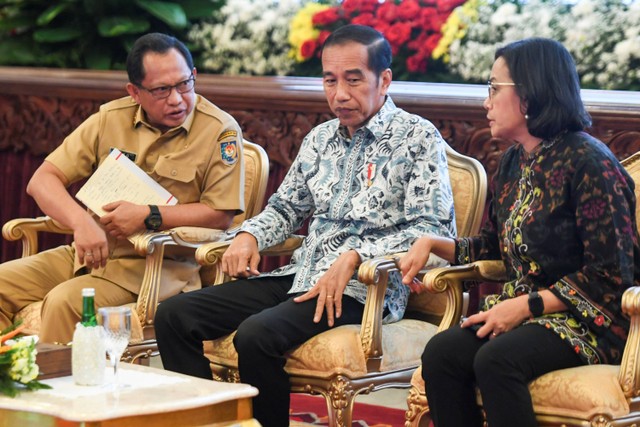 Presiden Joko Widodo (tengah) didampingi Mendagri Tito Karnavian (kiri) dan Menteri Keuangan Sri Mulyani (kanan) bersiap memberi arahan kepada penjabat kepala daerah se-Indonesia di Istana Negara, Jakarta, senin (30/10/2023). Foto: Hafidz Mubarak A/Antara Foto