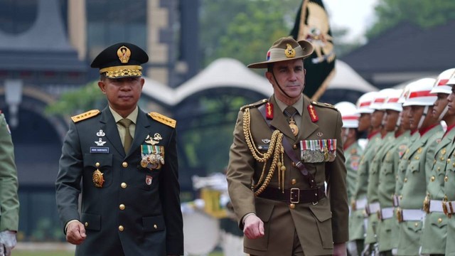 KSAD Agus Subiyanto anugerahkan Bintang Kartika Eka Paksi Utama kepada Chief Of The Australian Army. Foto: TNI AD