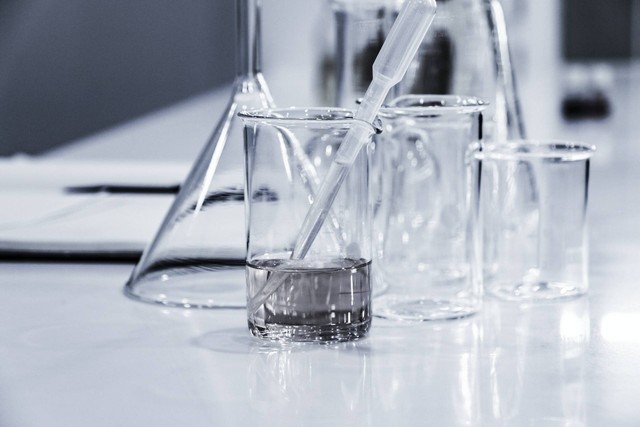 Jenis-jenis Peralatan Gelas Laboratorium, Sumber Unsplash Hans Reniers