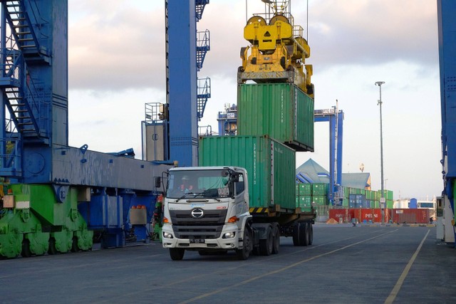 Kegiatan bongkar muat di TPK Sorong. Foto: Pelindo