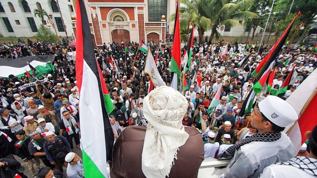 Ribuan warga melakukan aksi bela Palestina di Palembang. (foto: Ari Priyanto/Urban Id)